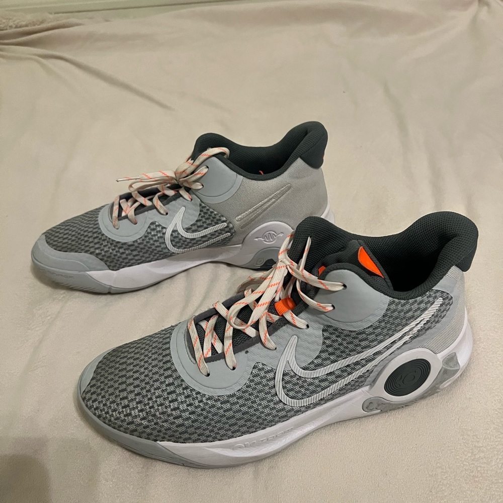 Men’s basketball shoes